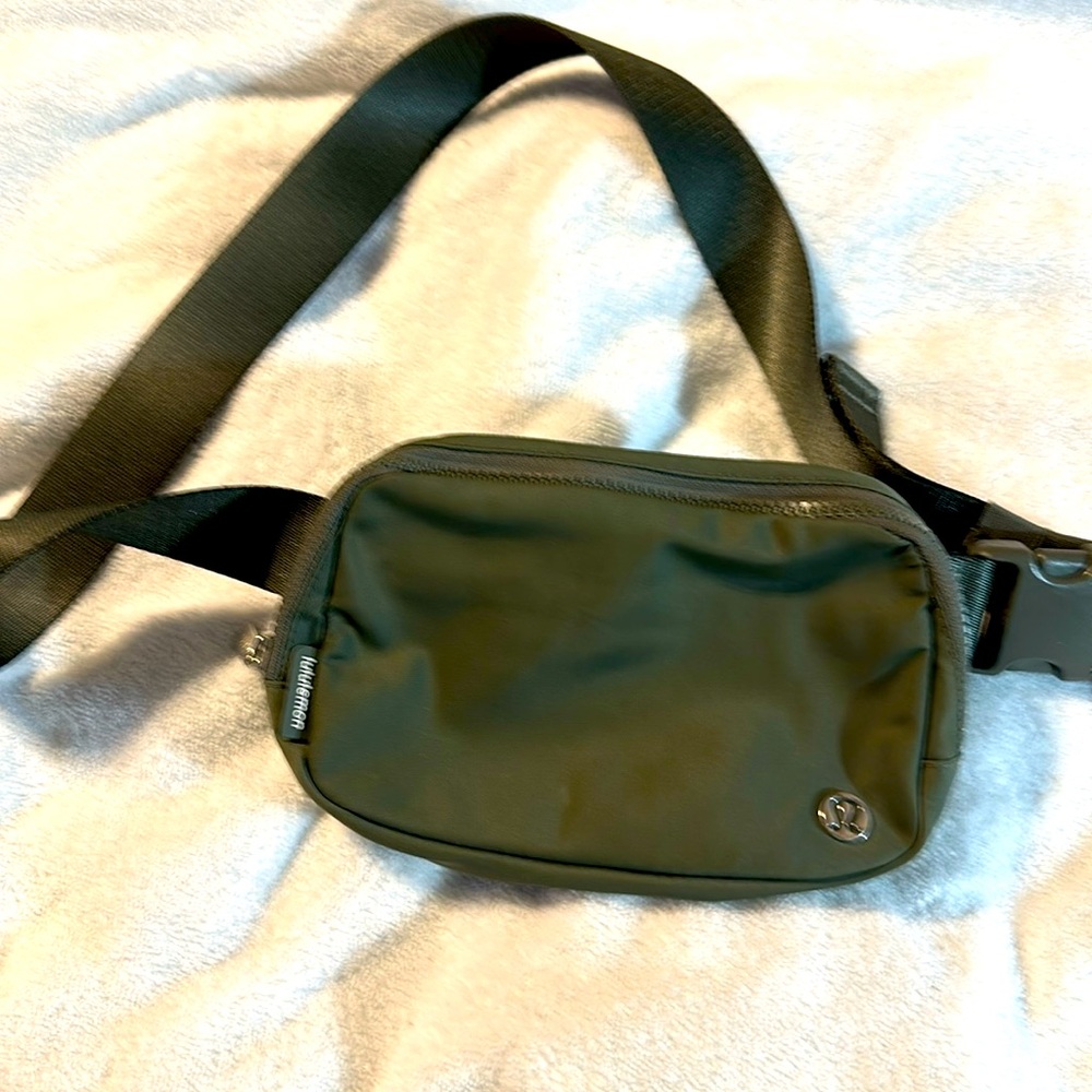Lulu belt bag in army green
